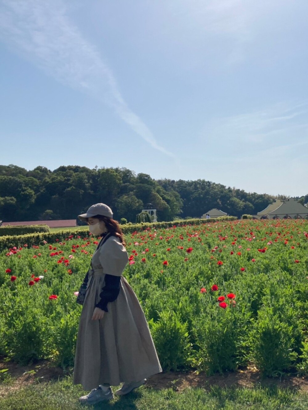 ベージュ系のワンピース、ブラック系のバッグを着用したレディースの冬コーディネートの2枚目の写真