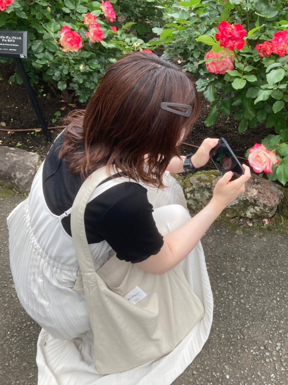 ホワイト系のワンピース/ドレス、ブラック系のトップスを着用したレディースの冬コーディネートの2枚目の写真