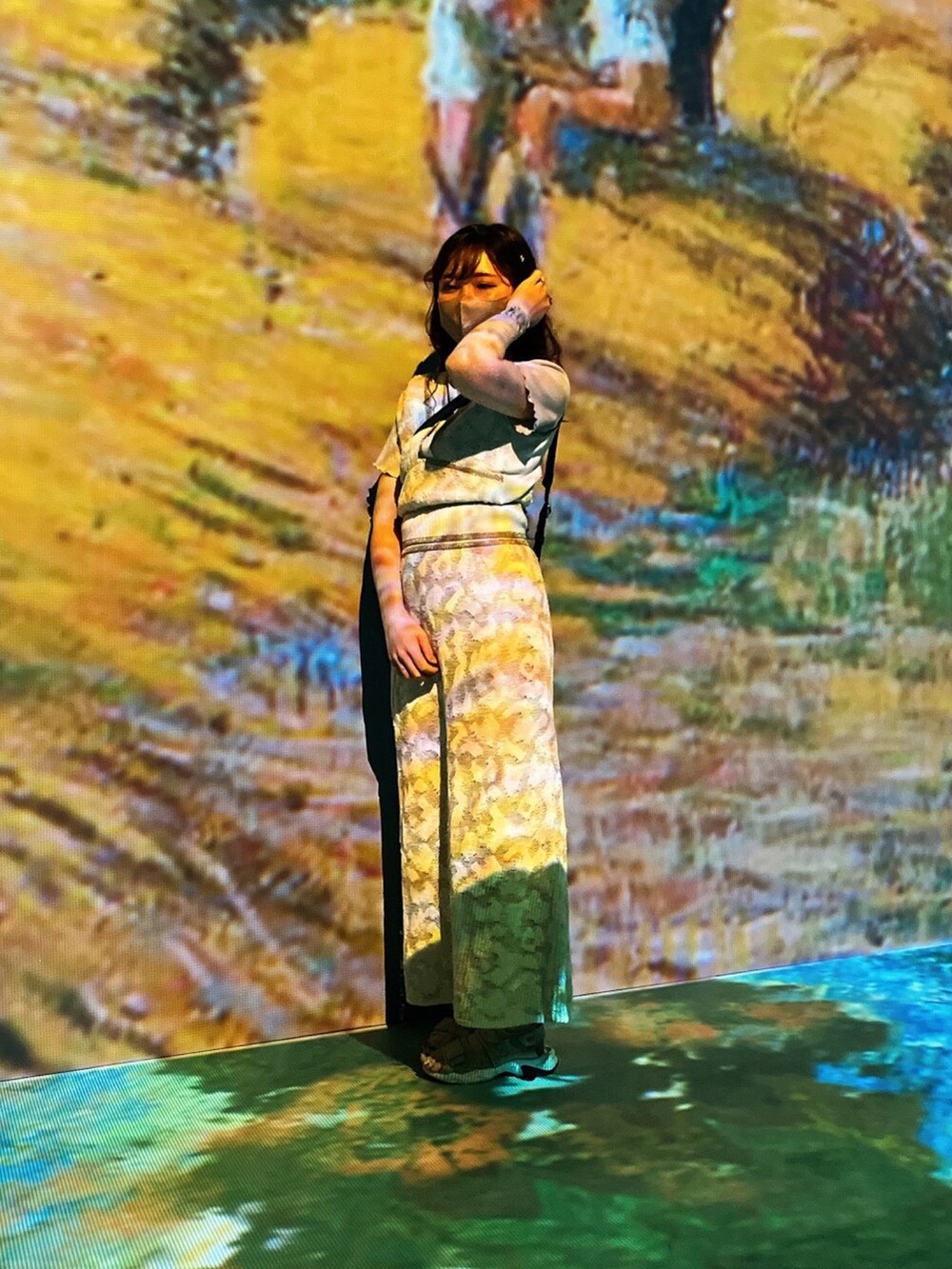 ベージュ系のスカート、ベージュ系のベストを着用したレディースの冬コーディネートの3枚目の写真