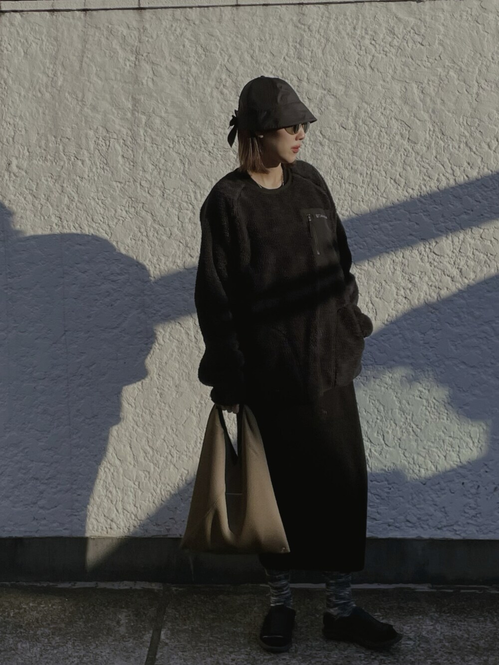 ブラウン系のバッグ、ブラック系のサンダル、ブラック系のその他トップスを着用したレディースの冬コーディネートの3枚目の写真