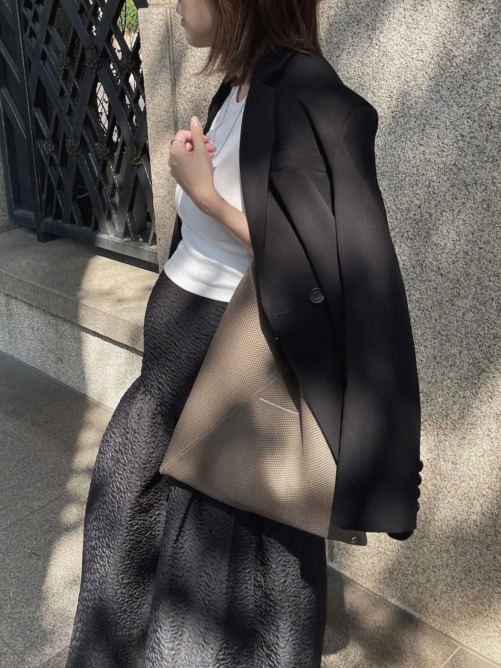 「FREAK’Ｓ STORE、blazer、MM6、MM6 Maison Martin Margiela、keen、black、春カラー、妊婦コーデ」｜「MM6 Maison Margielaのアイテム（バッグ、ブラウン系）」を使った、W.さん（レディース・164cm）の春コーディネートの4枚目の写真