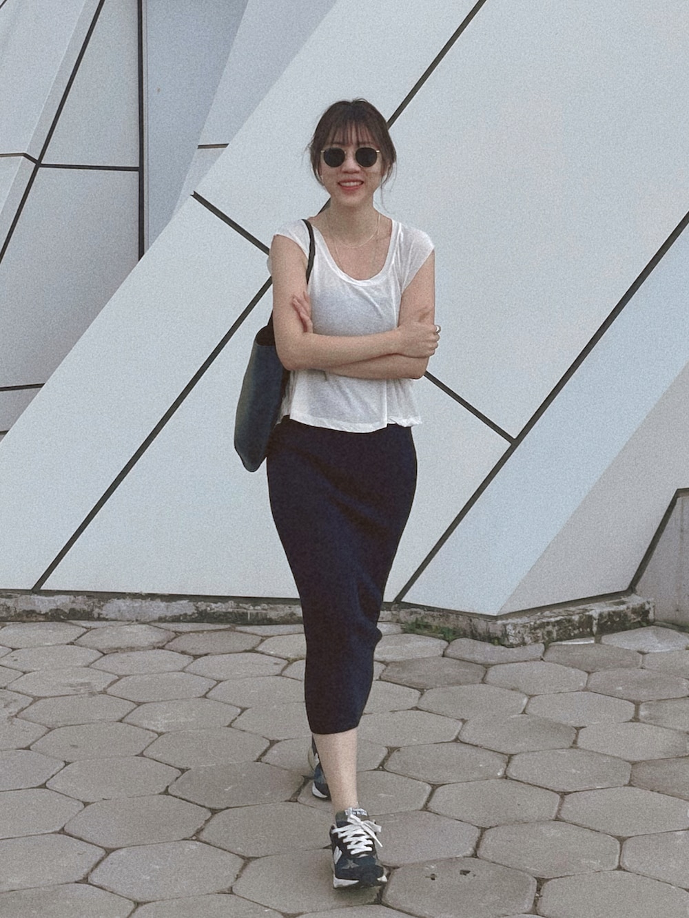 ブルー系のジャンパースカート、ブルー系のスニーカーを着用したレディースの夏コーディネートの2枚目の写真