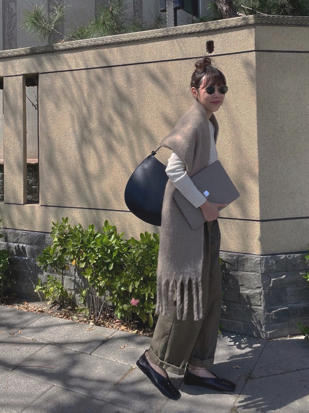 「ootd、laptop、apple、JILSANDER、united arrows、Onetone、scarf、ballet shoes」｜「UNITED ARROWSのUBCMD ADJUSTABLE PLA/PL ネックレス（ネックレス、ホワイト系）」を使った、W.さん（レディース・164cm）の春コーディネートの3枚目の写真