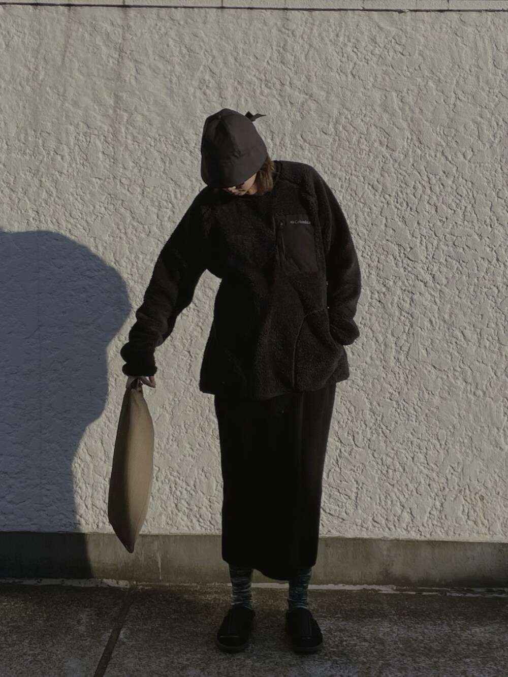 ブラウン系のバッグ、ブラック系のサンダル、ブラック系のその他トップスを着用したレディースの冬コーディネートの2枚目の写真