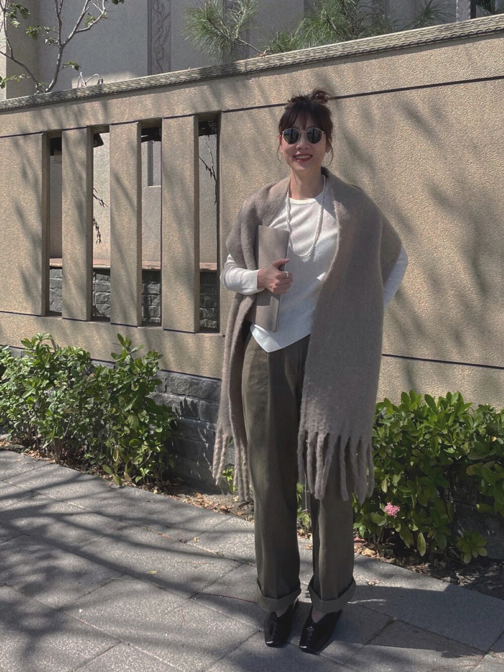 「ootd、laptop、apple、JILSANDER、united arrows、Onetone、scarf、ballet shoes」｜「UNITED ARROWSのUBCMD ADJUSTABLE PLA/PL ネックレス（ネックレス、ホワイト系）」を使った、W.さん（レディース・164cm）の春コーディネートの2枚目の写真