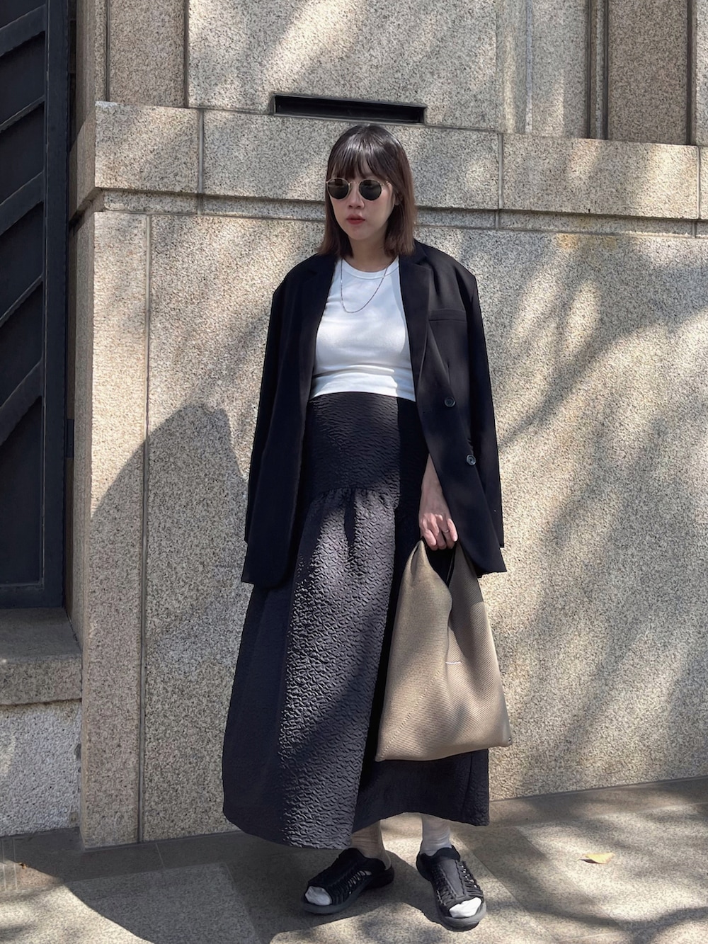 「FREAK’Ｓ STORE、blazer、MM6、MM6 Maison Martin Margiela、keen、black、春カラー、妊婦コーデ」｜「MM6 Maison Margielaのアイテム（バッグ、ブラウン系）」を使った、W.さん（レディース・164cm）の春コーディネートの3枚目の写真