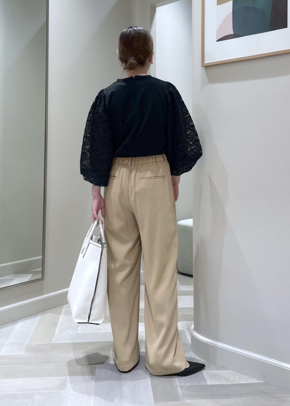 ブラック系のパンプス、ベージュ系のその他パンツ、ホワイト系のトートバッグを着用したレディースの秋コーディネートの3枚目の写真