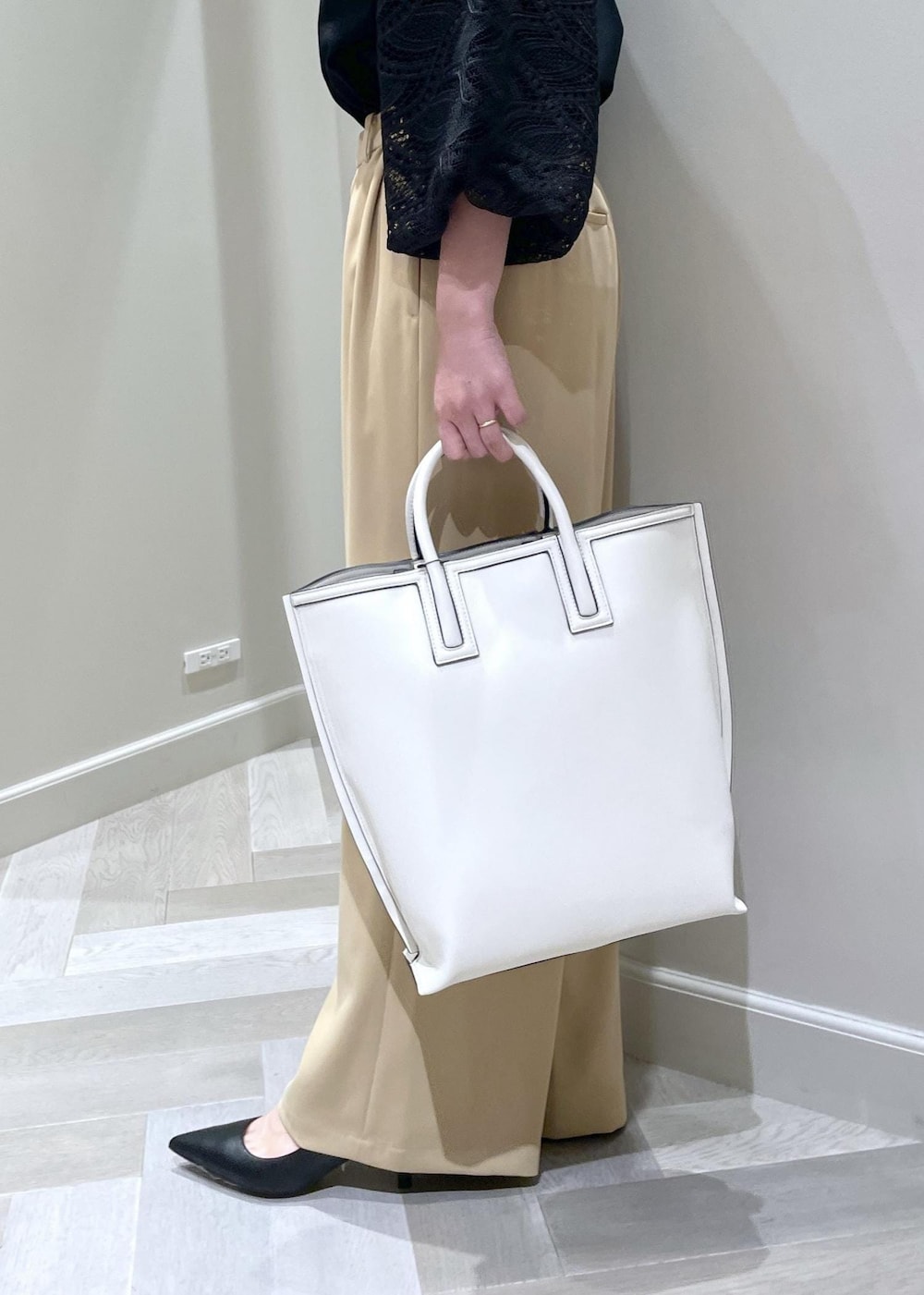 ブラック系のパンプス、ベージュ系のその他パンツ、ホワイト系のトートバッグを着用したレディースの秋コーディネートの7枚目の写真