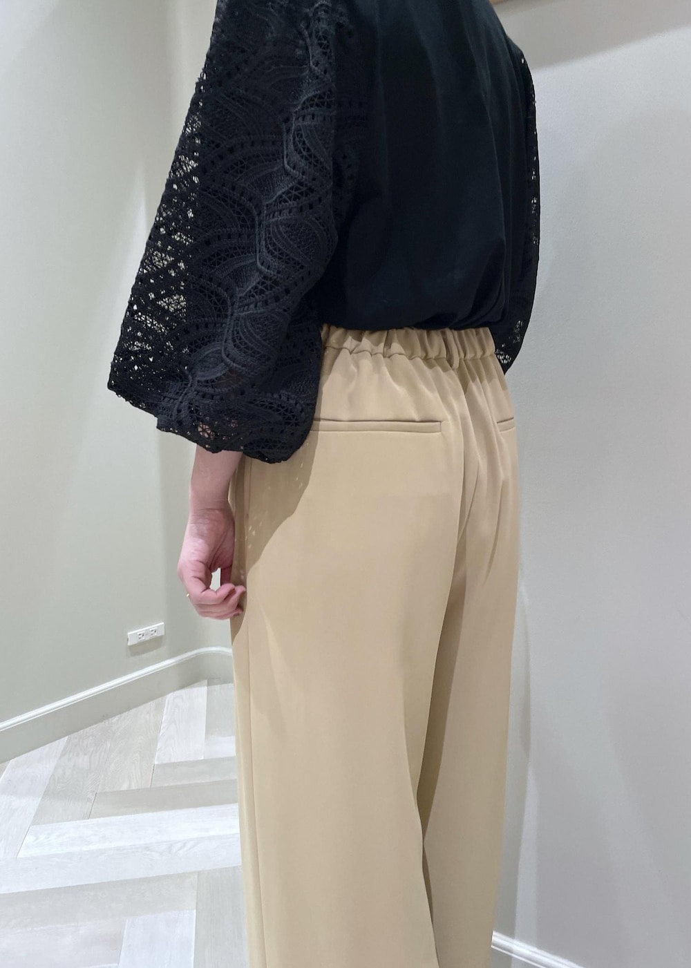 ブラック系のパンプス、ベージュ系のその他パンツ、ホワイト系のトートバッグを着用したレディースの秋コーディネートの6枚目の写真