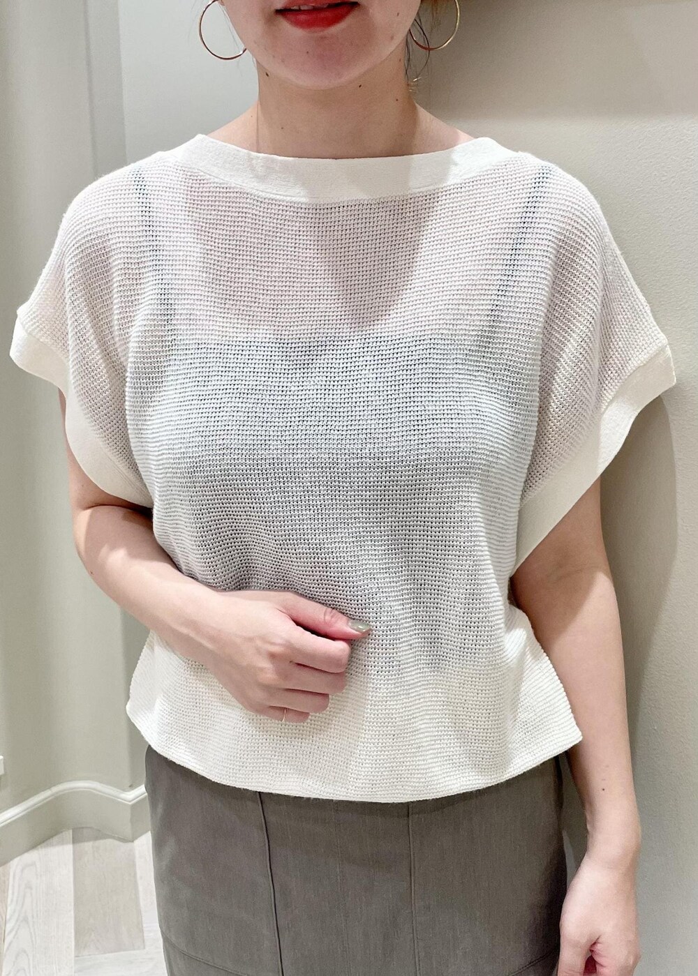 ブラック系のサンダル、グリーン系のスカート、ホワイト系のTシャツ/カットソーを着用したレディースの夏コーディネートの3枚目の写真