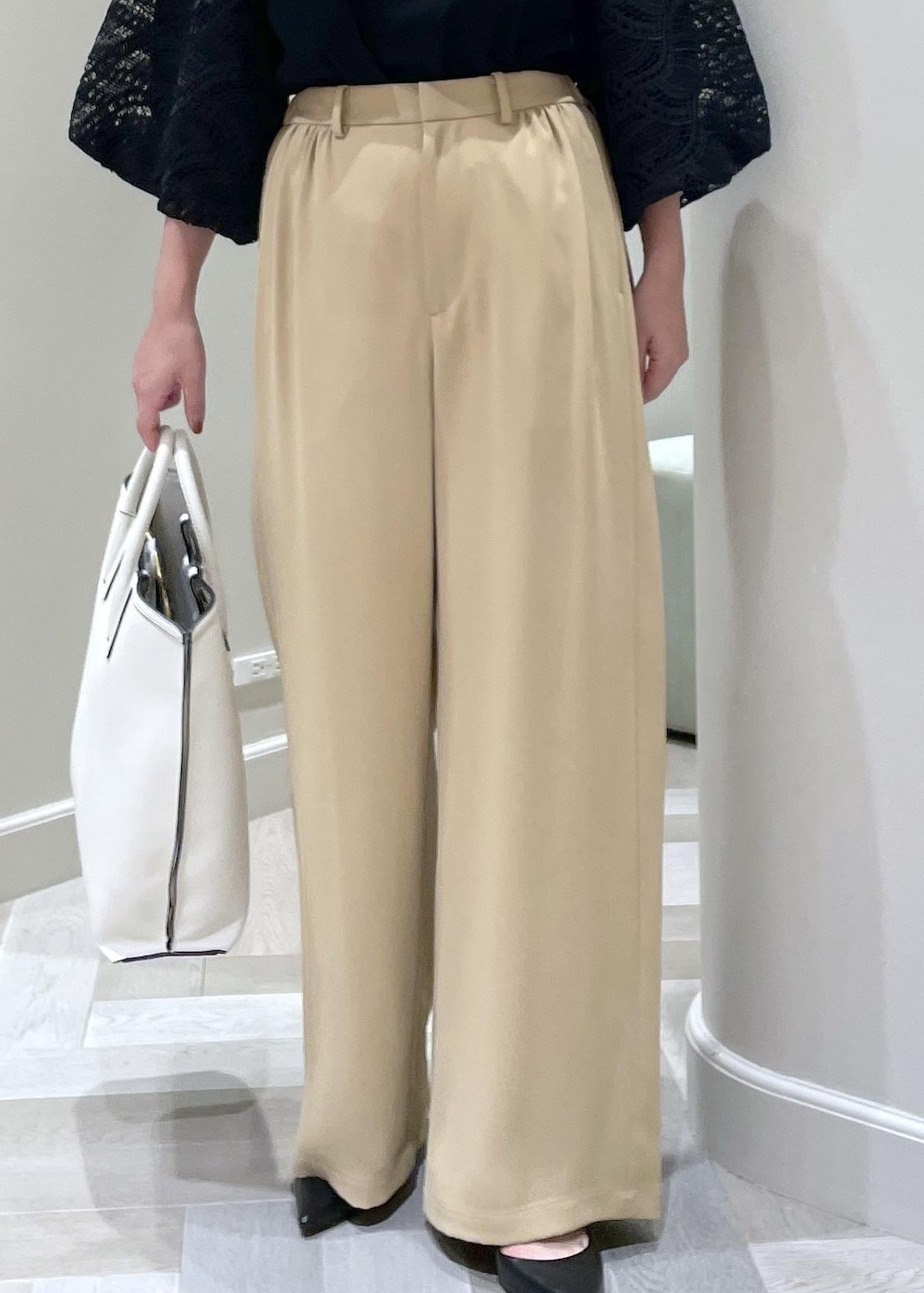 ブラック系のパンプス、ベージュ系のその他パンツ、ホワイト系のトートバッグを着用したレディースの秋コーディネートの5枚目の写真