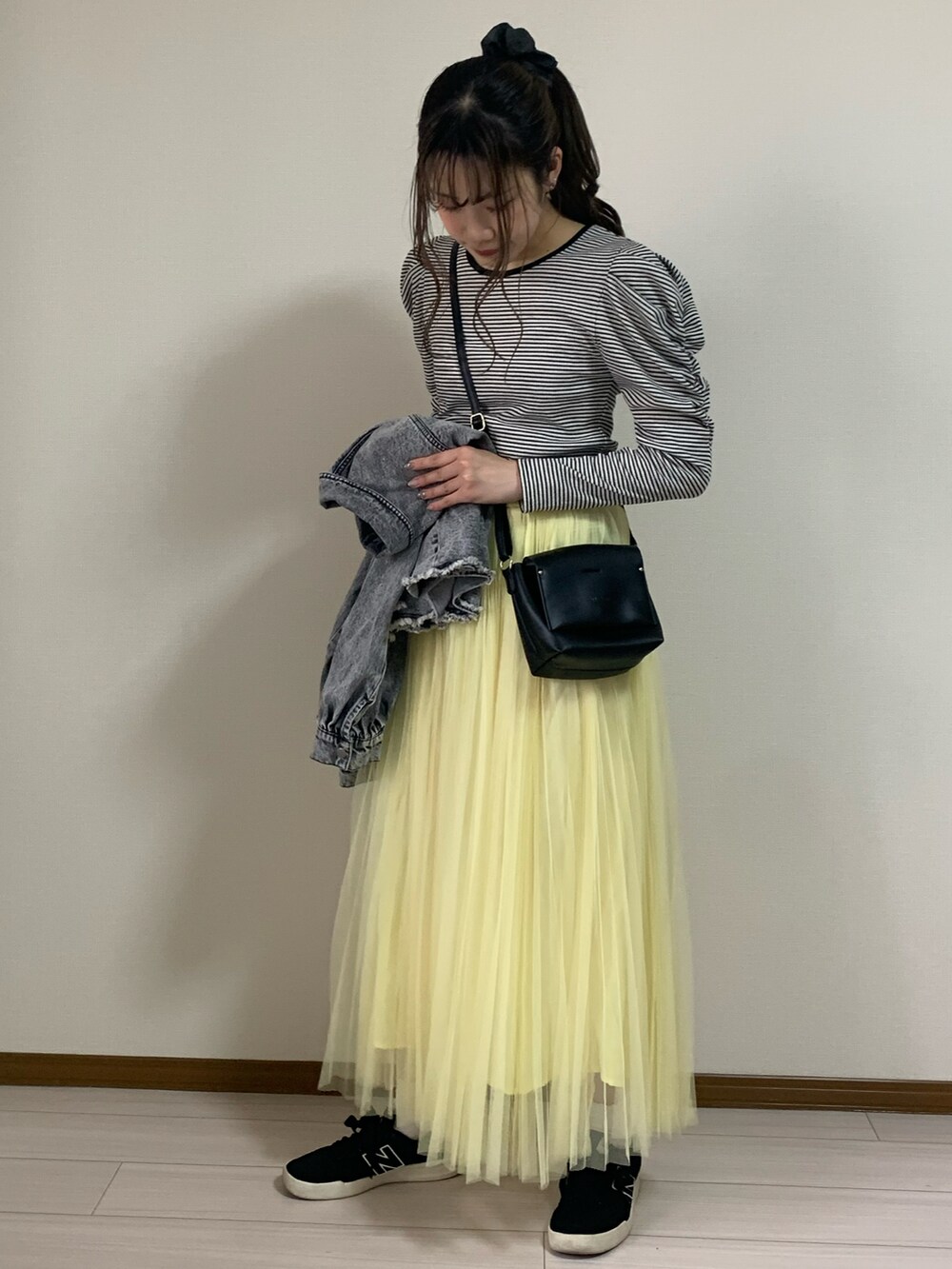 その他のジャケット/アウター、ホワイト系のTシャツ/カットソー、ブラック系のショルダーバッグを着用したレディースの春コーディネートの2枚目の写真