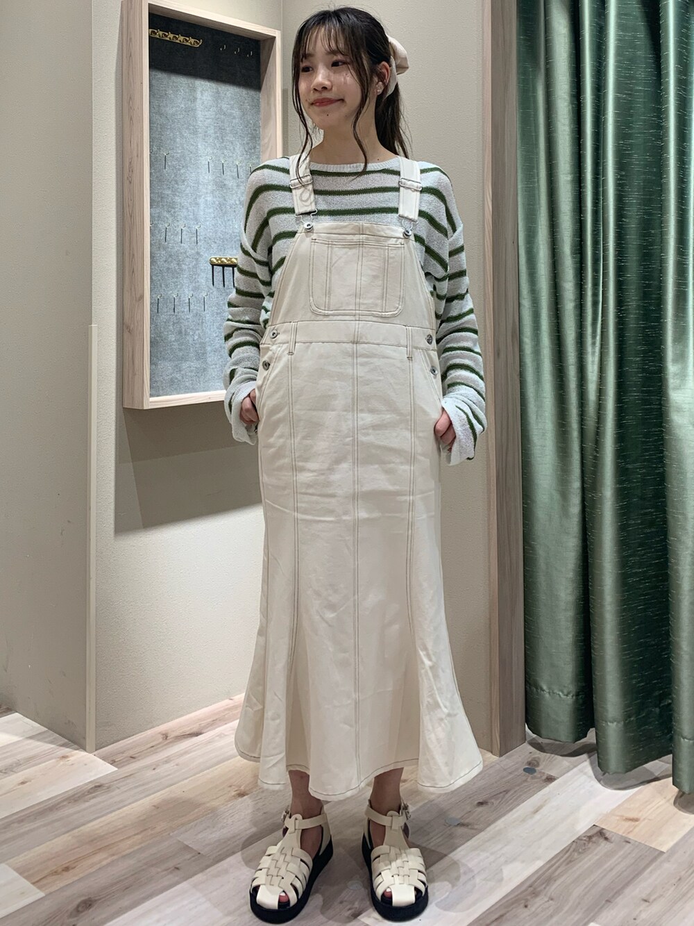 ホワイト系のニット/セーター、ベージュ系のタンクトップ、ブルー系のワンピース/ドレスを着用したレディースの春コーディネートの2枚目の写真