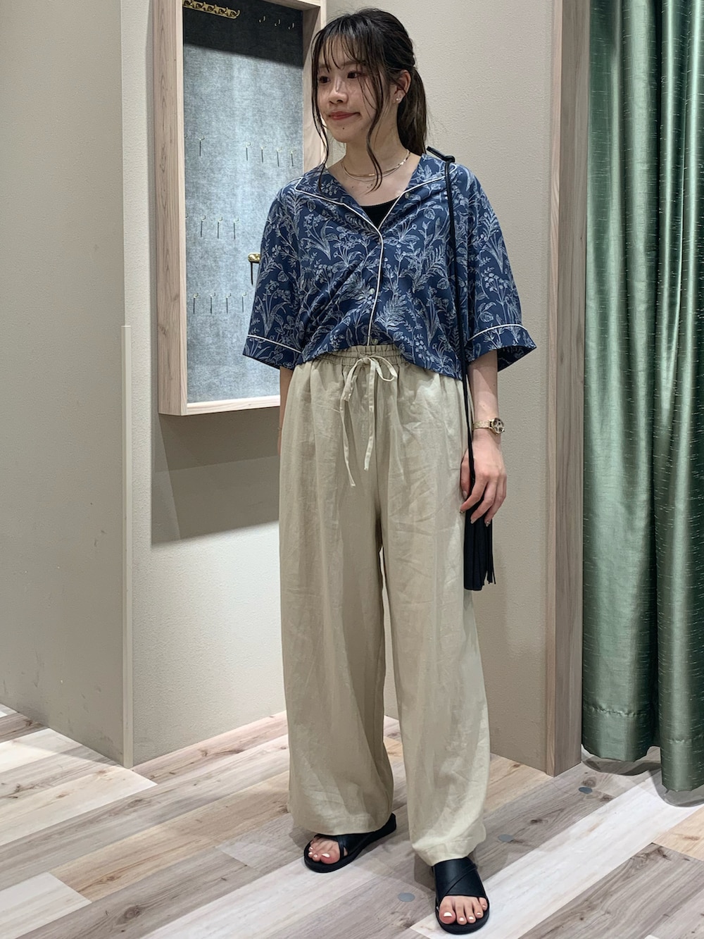 ブルー系のトップス、ブラック系のタンクトップ、ベージュ系のその他パンツを着用したレディースの春コーディネートの2枚目の写真