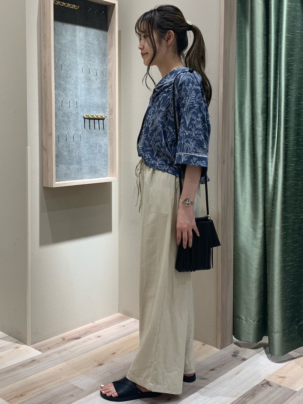 ブルー系のトップス、ブラック系のタンクトップ、ベージュ系のその他パンツを着用したレディースの春コーディネートの3枚目の写真