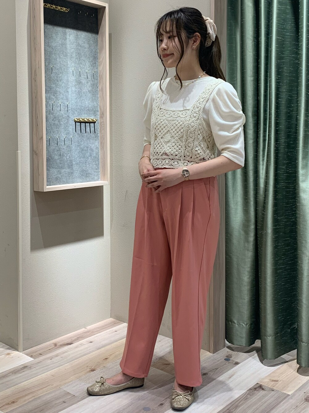 ホワイト系のトップス、ホワイト系のTシャツ/カットソー、ピンク系のその他パンツを着用したレディースの春コーディネートの2枚目の写真
