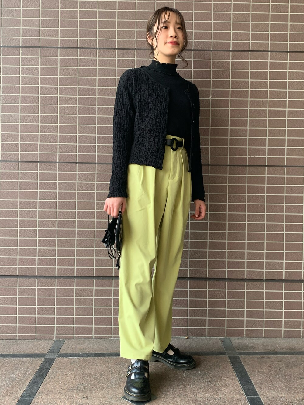 ブラック系のその他トップス、イエロー系のその他パンツ、ブラック系のローファーを着用したレディースの春コーディネートの2枚目の写真