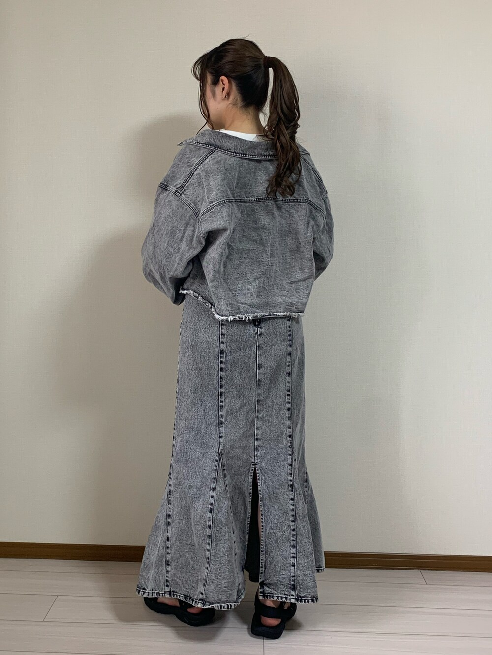 その他のトップス、その他のスカート、その他のジャケット/アウターを着用したレディースの春コーディネートの3枚目の写真