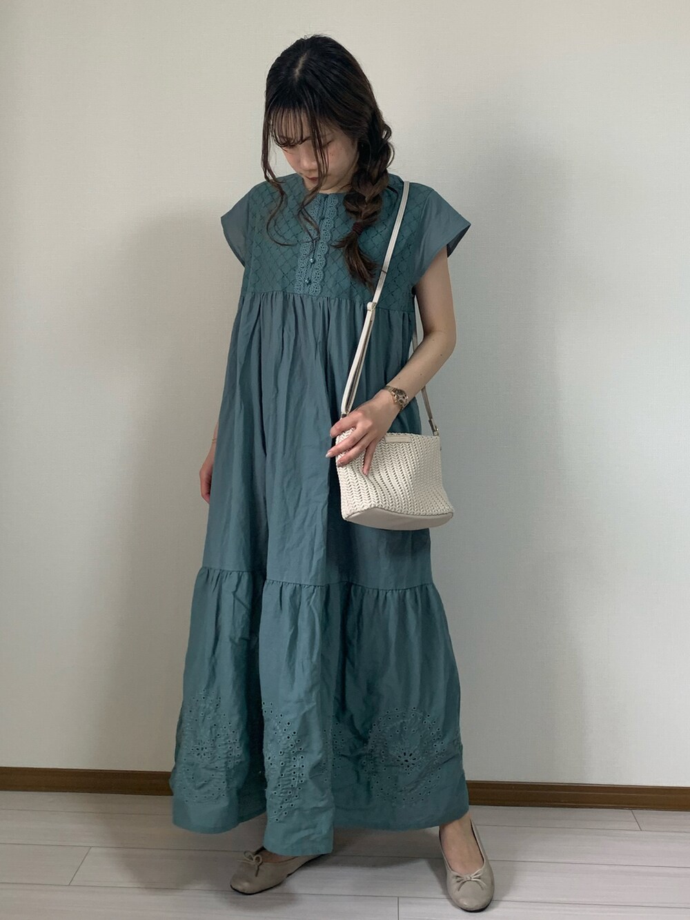 ベージュ系のパンプス、ホワイト系のトートバッグ、グリーン系のワンピース/ドレスを着用したレディースの春コーディネートの2枚目の写真