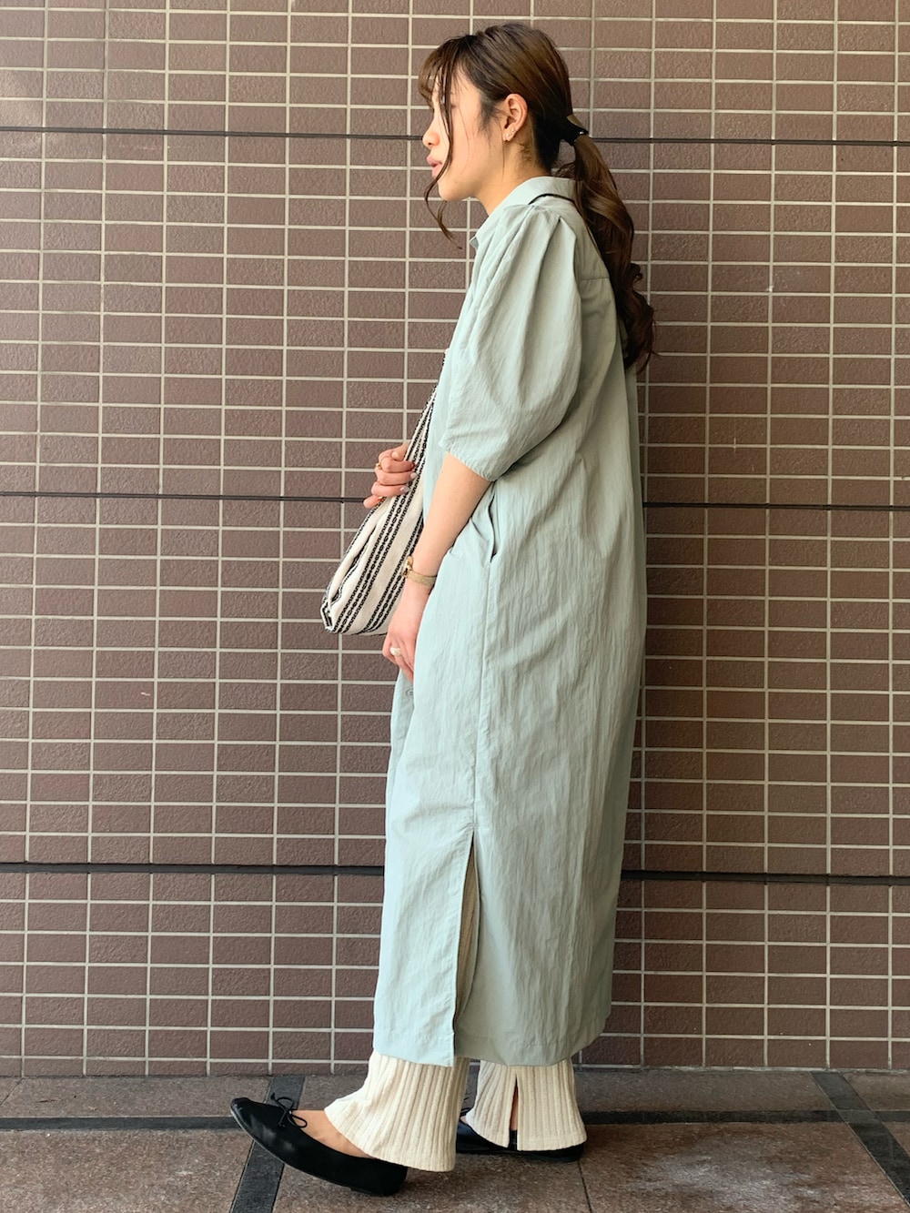 ブルー系のワンピース/ドレス、ブラック系のトートバッグ、ホワイト系のその他パンツを着用したレディースの春コーディネートの4枚目の写真