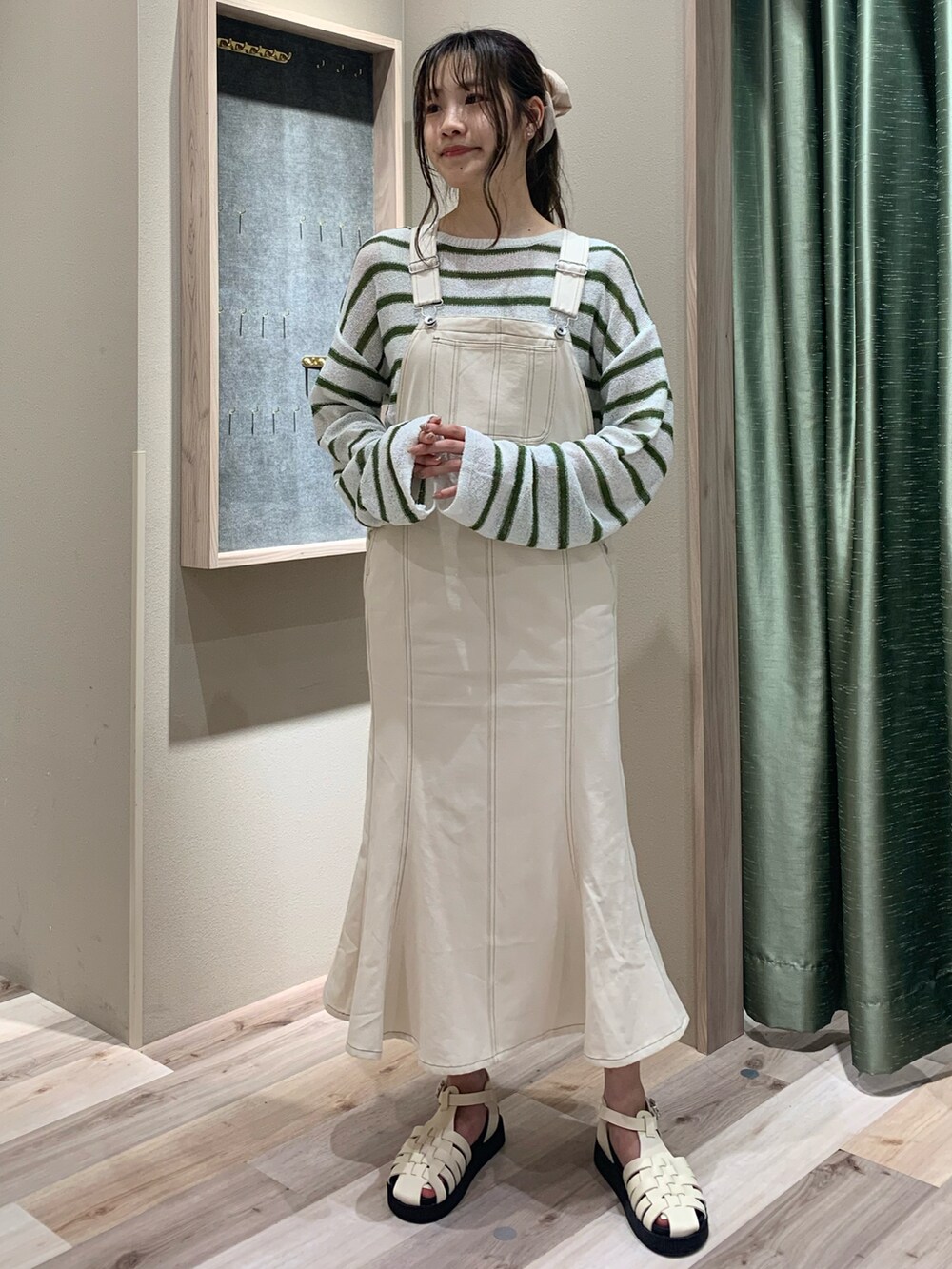 ホワイト系のニット/セーター、ベージュ系のタンクトップ、ブルー系のワンピース/ドレスを着用したレディースの春コーディネートの4枚目の写真