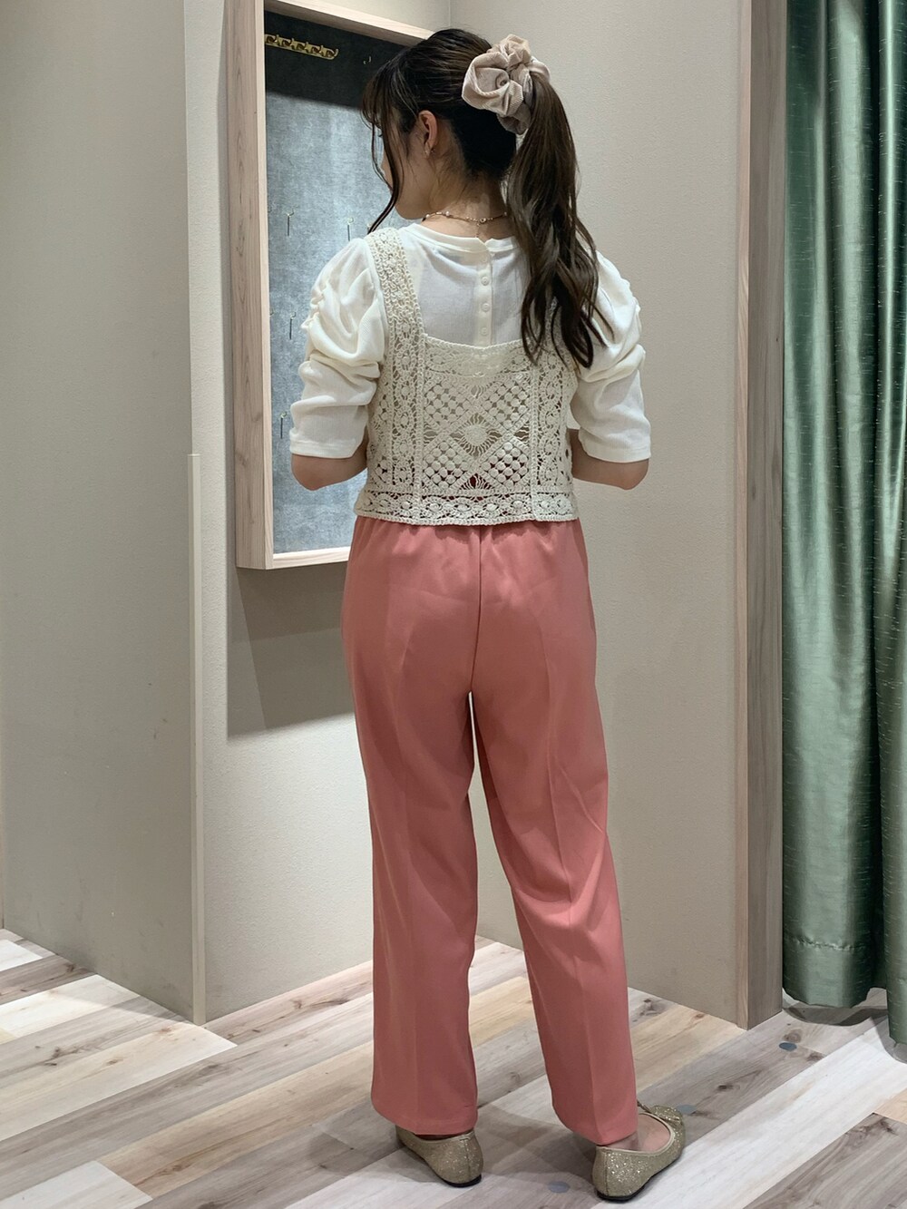 ホワイト系のトップス、ホワイト系のTシャツ/カットソー、ピンク系のその他パンツを着用したレディースの春コーディネートの4枚目の写真