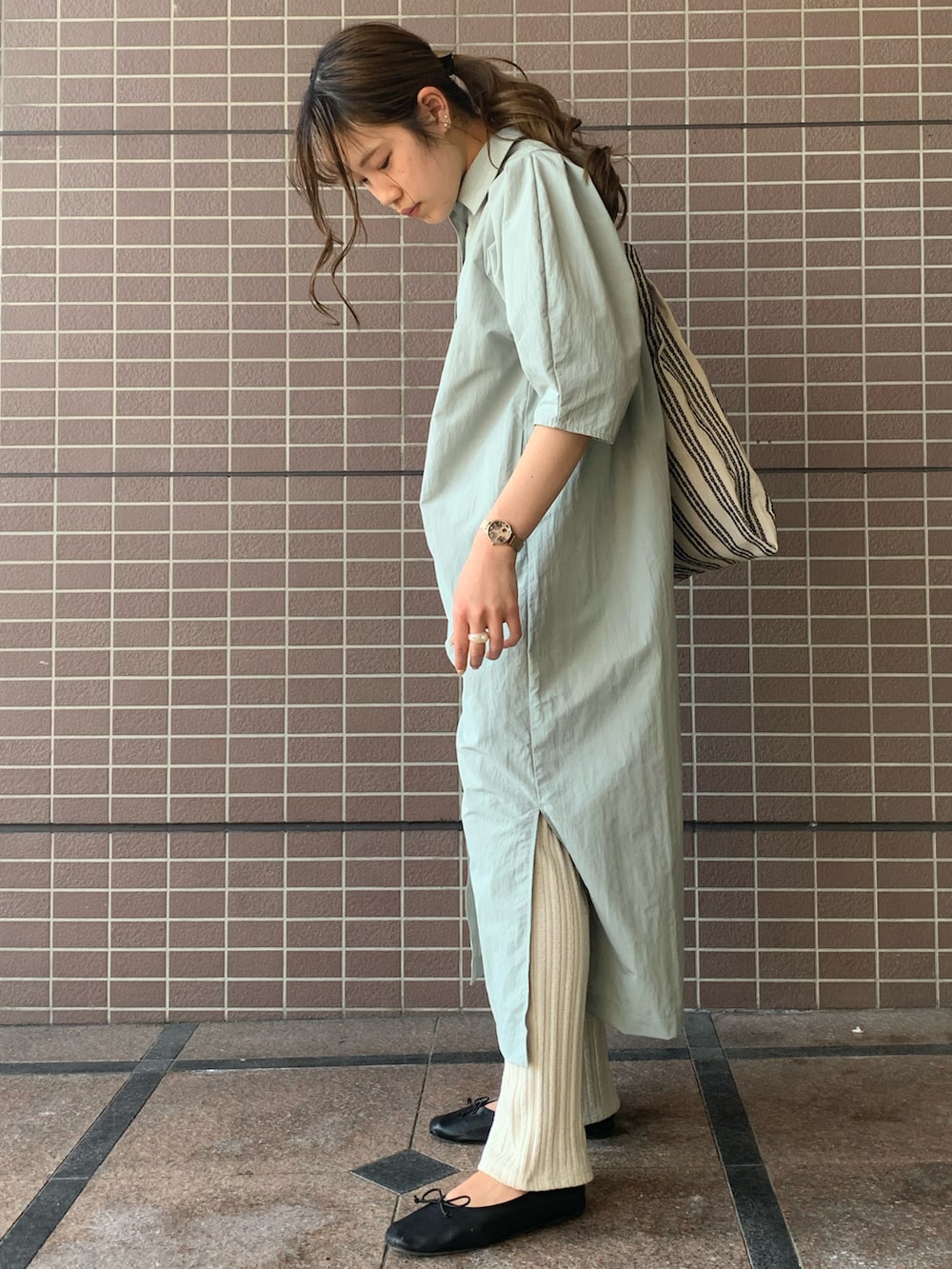 ブルー系のワンピース/ドレス、ブラック系のトートバッグ、ホワイト系のその他パンツを着用したレディースの春コーディネートの3枚目の写真