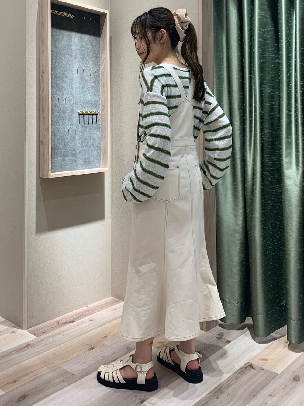 ホワイト系のニット/セーター、ベージュ系のタンクトップ、ブルー系のワンピース/ドレスを着用したレディースの春コーディネートの3枚目の写真