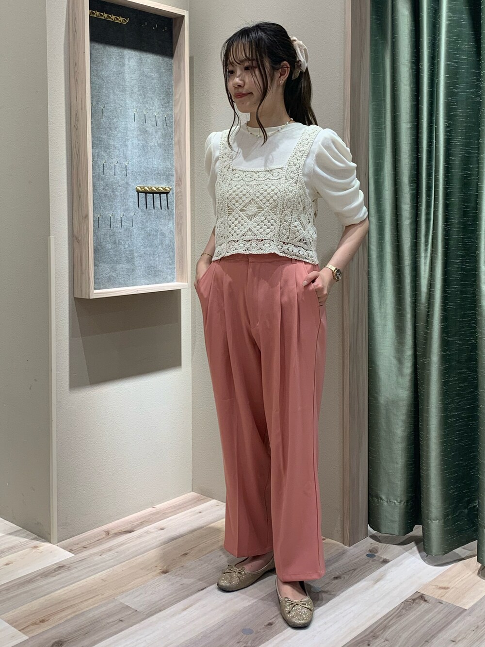 ホワイト系のトップス、ホワイト系のTシャツ/カットソー、ピンク系のその他パンツを着用したレディースの春コーディネートの3枚目の写真