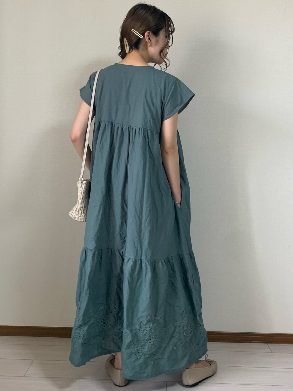 ベージュ系のパンプス、ホワイト系のトートバッグ、グリーン系のワンピース/ドレスを着用したレディースの春コーディネートの3枚目の写真