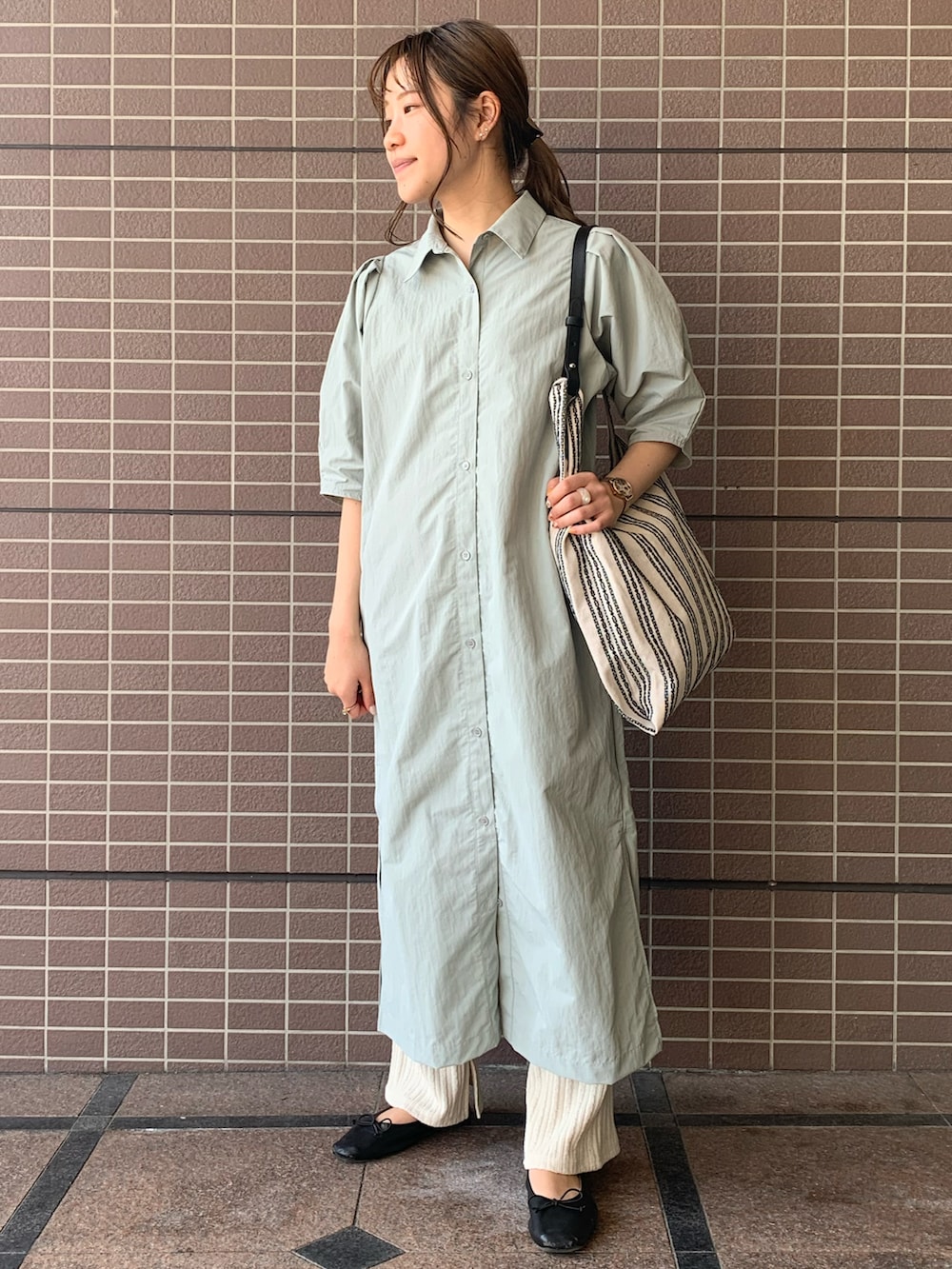 ブルー系のワンピース/ドレス、ブラック系のトートバッグ、ホワイト系のその他パンツを着用したレディースの春コーディネートの2枚目の写真