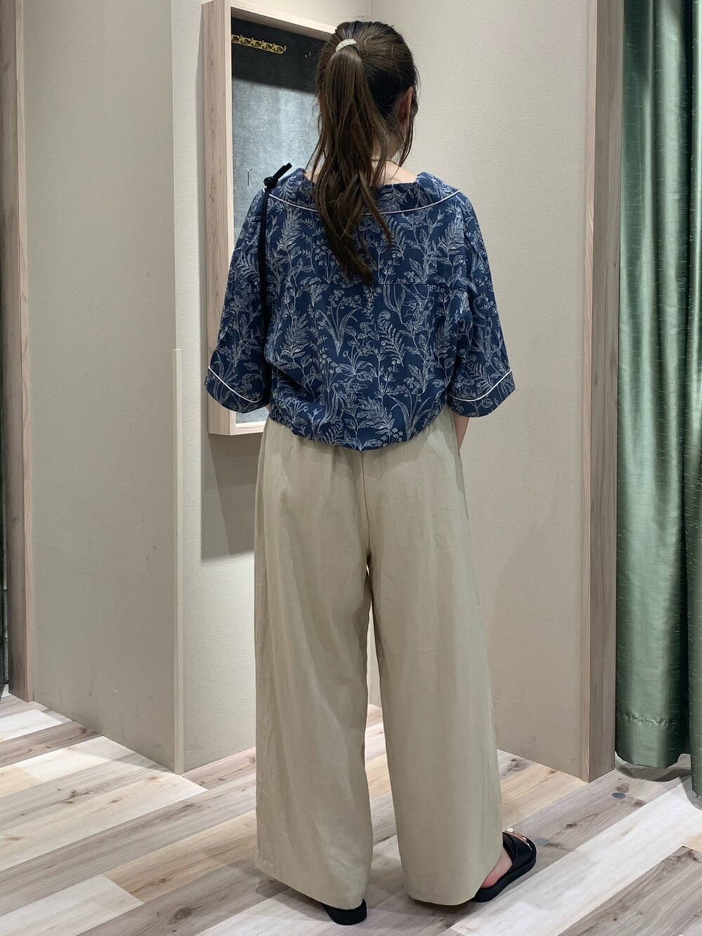 ブルー系のトップス、ブラック系のタンクトップ、ベージュ系のその他パンツを着用したレディースの春コーディネートの4枚目の写真