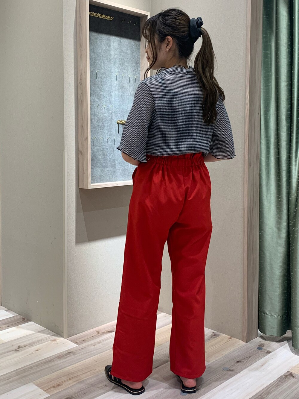 ブラック系のタンクトップ、ブラック系のTシャツ/カットソー、レッド系のその他パンツを着用したレディースの春コーディネートの2枚目の写真