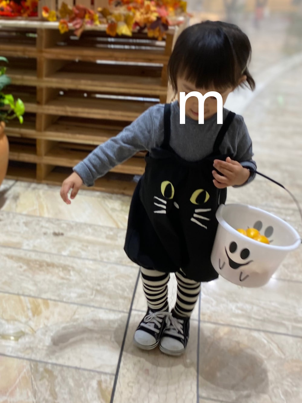 ブラック系のサロペット/オーバーオール、ブラック系のスニーカー、ブラック系のレギンス/スパッツを着用したキッズの夏コーディネートの2枚目の写真