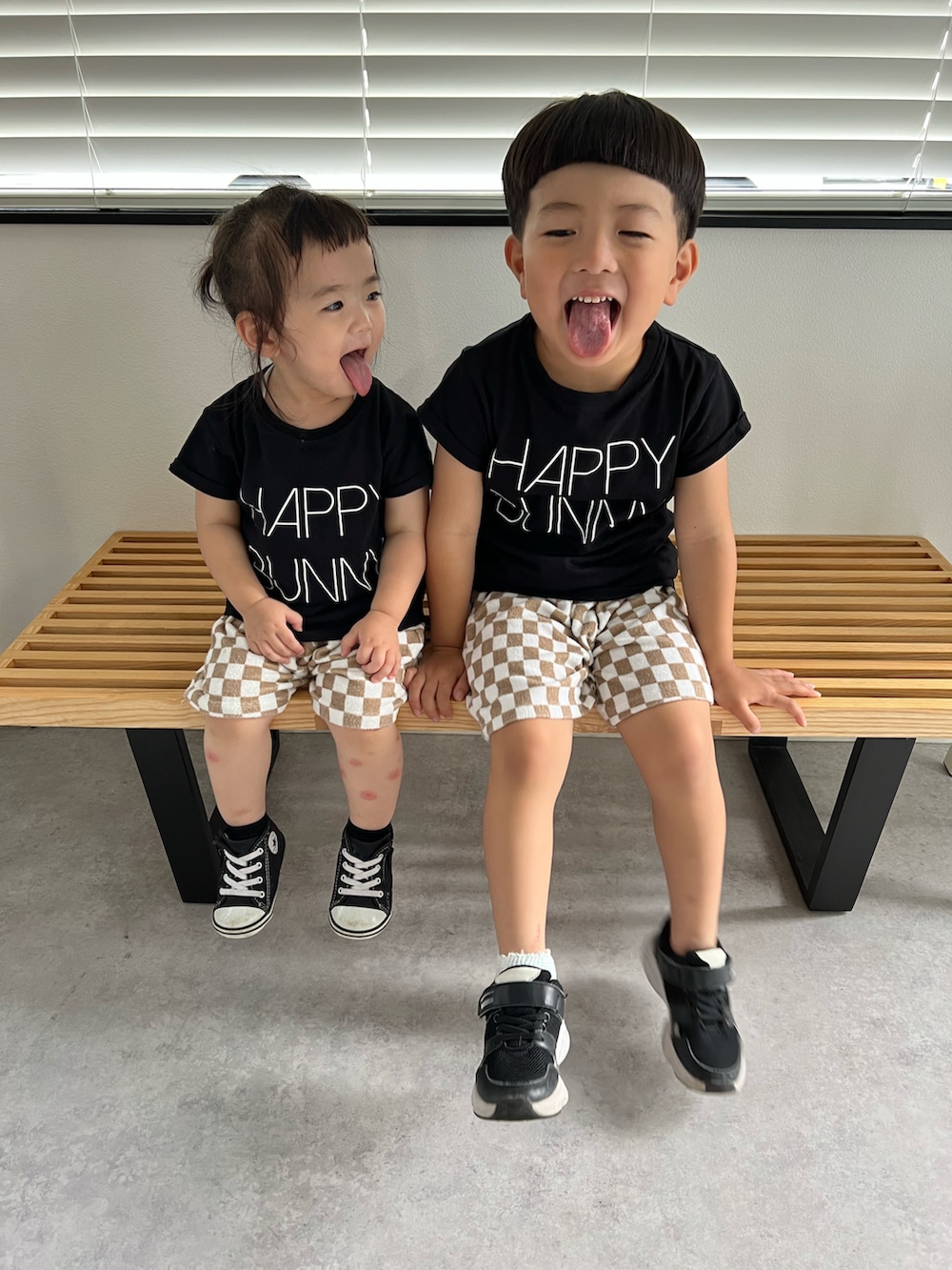 ブラック系のTシャツ/カットソー、その他のその他パンツを着用したキッズの夏コーディネートの2枚目の写真