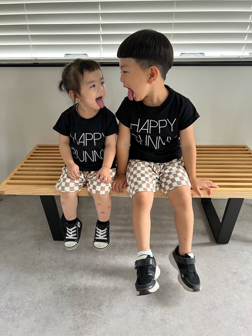 ブラック系のTシャツ/カットソー、その他のその他パンツを着用したキッズの夏コーディネートの3枚目の写真