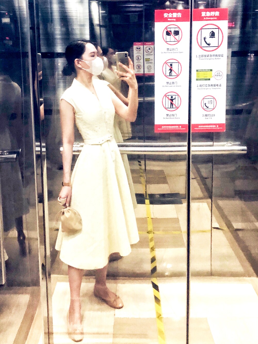 ベージュ系のワンピース、ベージュ系のバレエシューズを着用したレディースの夏コーディネートの2枚目の写真