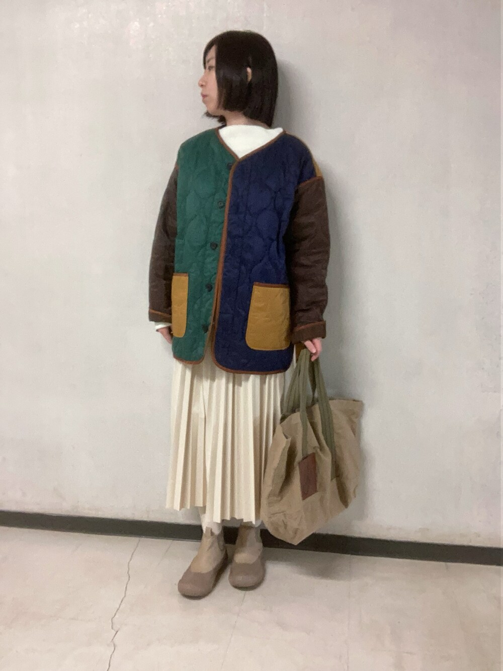 「休日コーデ、大人カジュアル、クレイジーパターン、キルティングジャケット、ワントーンコーデ、ブラウン、ベージュ、白、プリーツスカート、フェイクレザー、トートバッグ、コンバース」|「niko and...のniko and KEITA MARUYAMA / L size(ジャケット/アウター、その他)」を使った、star☆さん(レディース・161cm)の冬コーディネートの2枚目の写真