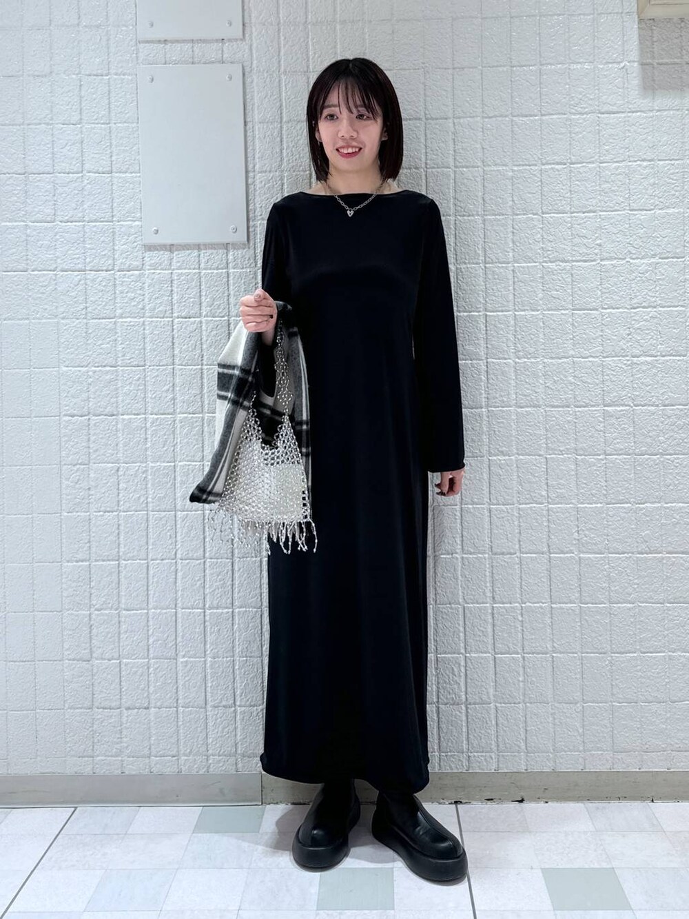 「休日コーデ、お仕事コーデ_apart by lowrys、高身長、apart by lowrys」｜「A part byのカシミヤウールチェックストール（ストール/ショール、グレー系）」を使った、あやなさん（レディース・165cm）の冬コーディネートの4枚目の写真