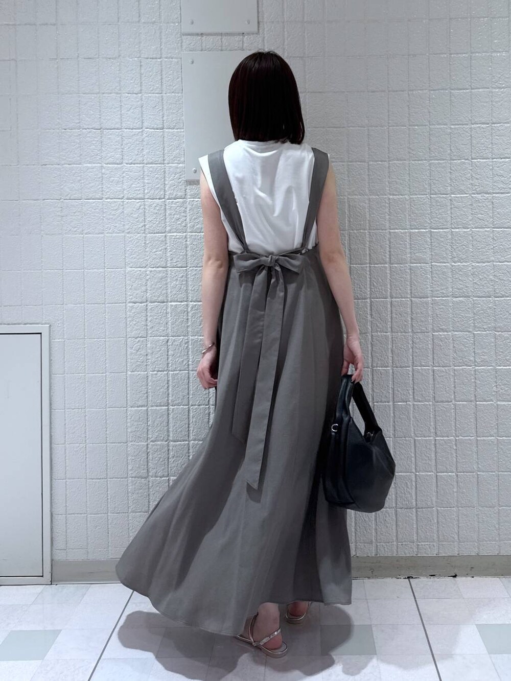 「apart by lowrys、休日コーデ、お仕事コーデ_apart by lowrys、高身長」｜「A part byのワンショルカナグツキバッグ（ハンドバッグ、ブラック系）」を使った、あやなさん（レディース・165cm）の春コーディネートの3枚目の写真