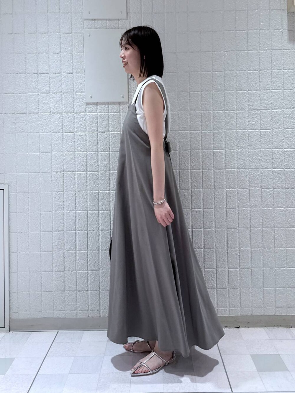 「apart by lowrys、休日コーデ、お仕事コーデ_apart by lowrys、高身長」｜「A part byのワンショルカナグツキバッグ（ハンドバッグ、ブラック系）」を使った、あやなさん（レディース・165cm）の春コーディネートの2枚目の写真
