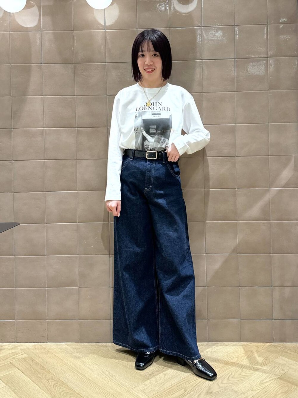 ゴールド系のネックレス、ブラック系のベルトを着用したレディースの冬コーディネートの4枚目の写真