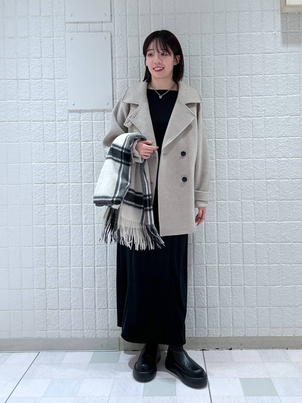 「休日コーデ、お仕事コーデ_apart by lowrys、高身長、apart by lowrys、コート」｜「A part byのスーパー100 2WAYコート（ピーコート、ベージュ系）」を使った、あやなさん（レディース・165cm）の冬コーディネートの4枚目の写真