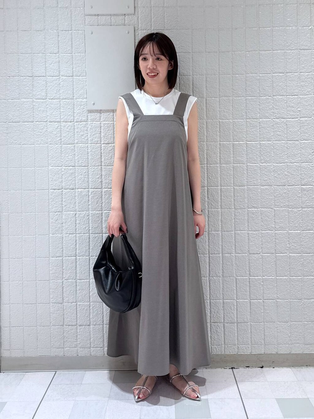 「apart by lowrys、休日コーデ、お仕事コーデ_apart by lowrys、高身長」｜「A part byのワンショルカナグツキバッグ（ハンドバッグ、ブラック系）」を使った、あやなさん（レディース・165cm）の春コーディネートの4枚目の写真