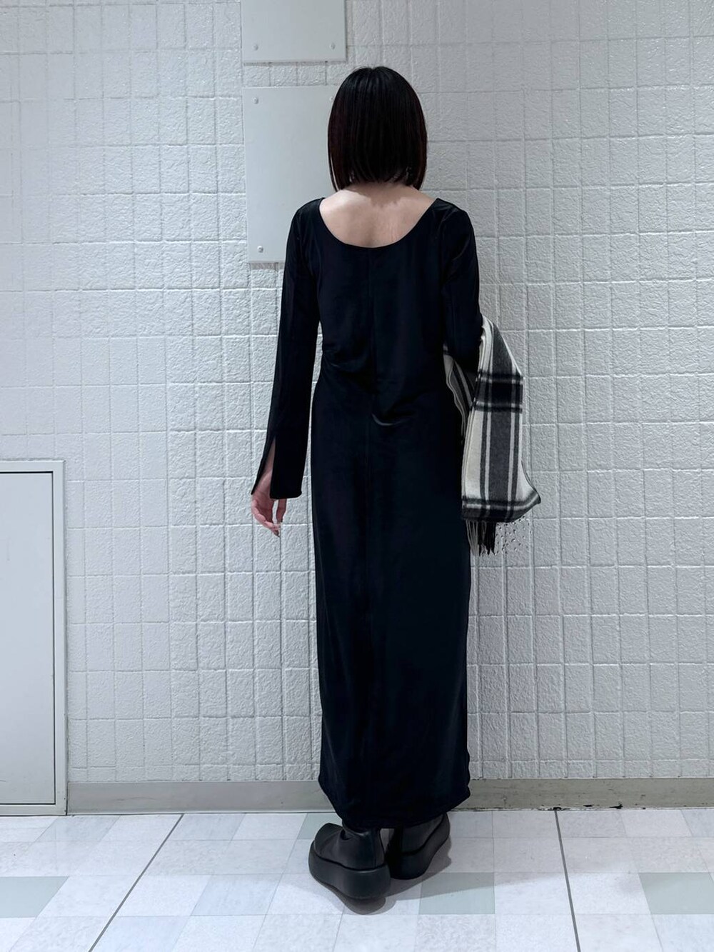 「休日コーデ、お仕事コーデ_apart by lowrys、高身長、apart by lowrys」｜「A part byのカシミヤウールチェックストール（ストール/ショール、グレー系）」を使った、あやなさん（レディース・165cm）の冬コーディネートの3枚目の写真