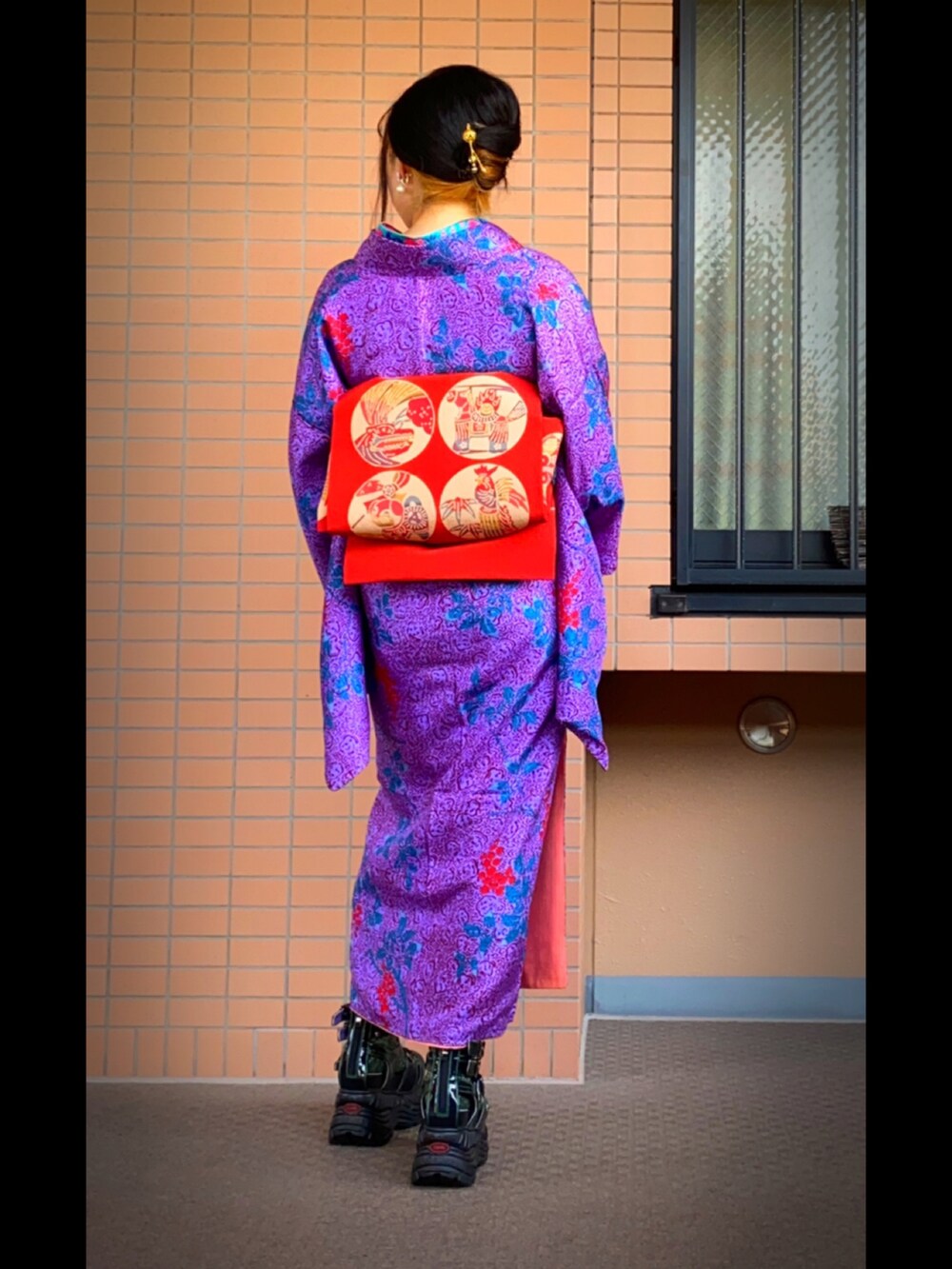 「着物×サンダル、厚底サンダル、秋コーデ」｜「麻のハ堂の紅い実の小紋👘（着物、パープル系）」を使った、mrs.nicolmicalsさん（レディース・153cm）の秋コーディネートの2枚目の写真