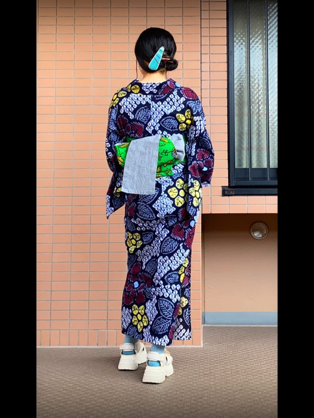 ベージュ系のサンダル、ブルー系のイヤリング、ブルー系の浴衣を着用したレディースの夏コーディネートの2枚目の写真