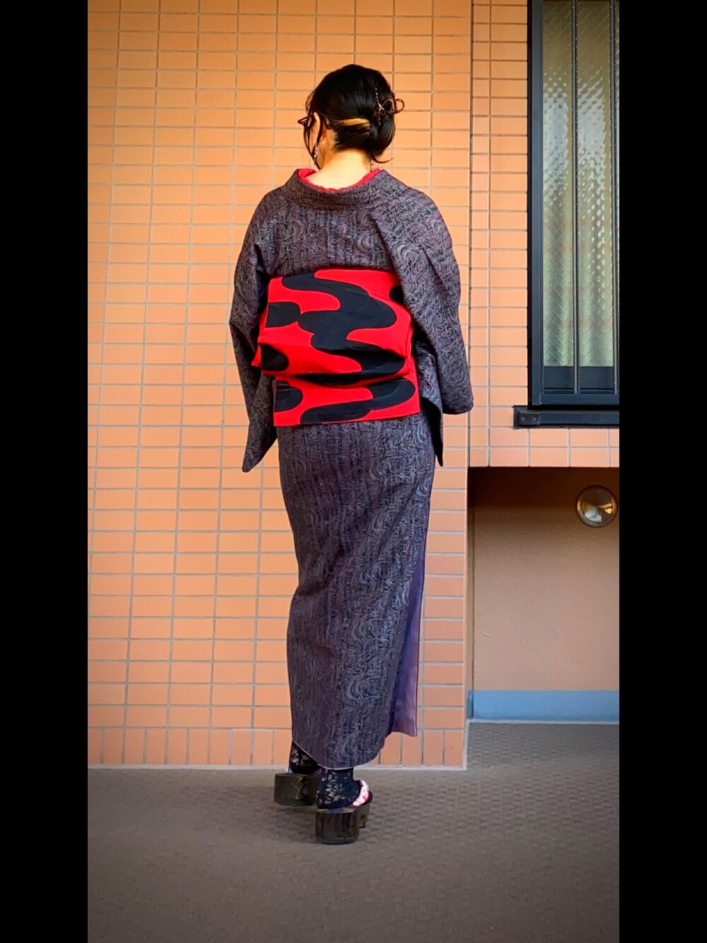 その他のその他シューズ、ブラック系のショルダーバッグ、パープル系の着物を着用したレディースの冬コーディネートの2枚目の写真