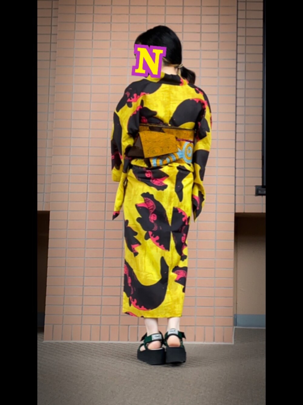 「浴衣、浴衣コーデ、おうち浴衣、鯨柄、原色、原色コーデ、帯結ばない帯結び」｜「モダンアンテナのwhale浴衣（浴衣、イエロー系）」を使った、mrs.nicolmicalsさん（レディース・154cm）の夏コーディネートの2枚目の写真