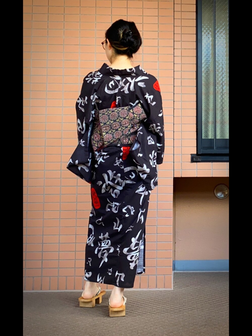 その他のサンダル、ブラック系の浴衣、ブラック系の和装小物を着用したレディースの夏コーディネートの2枚目の写真